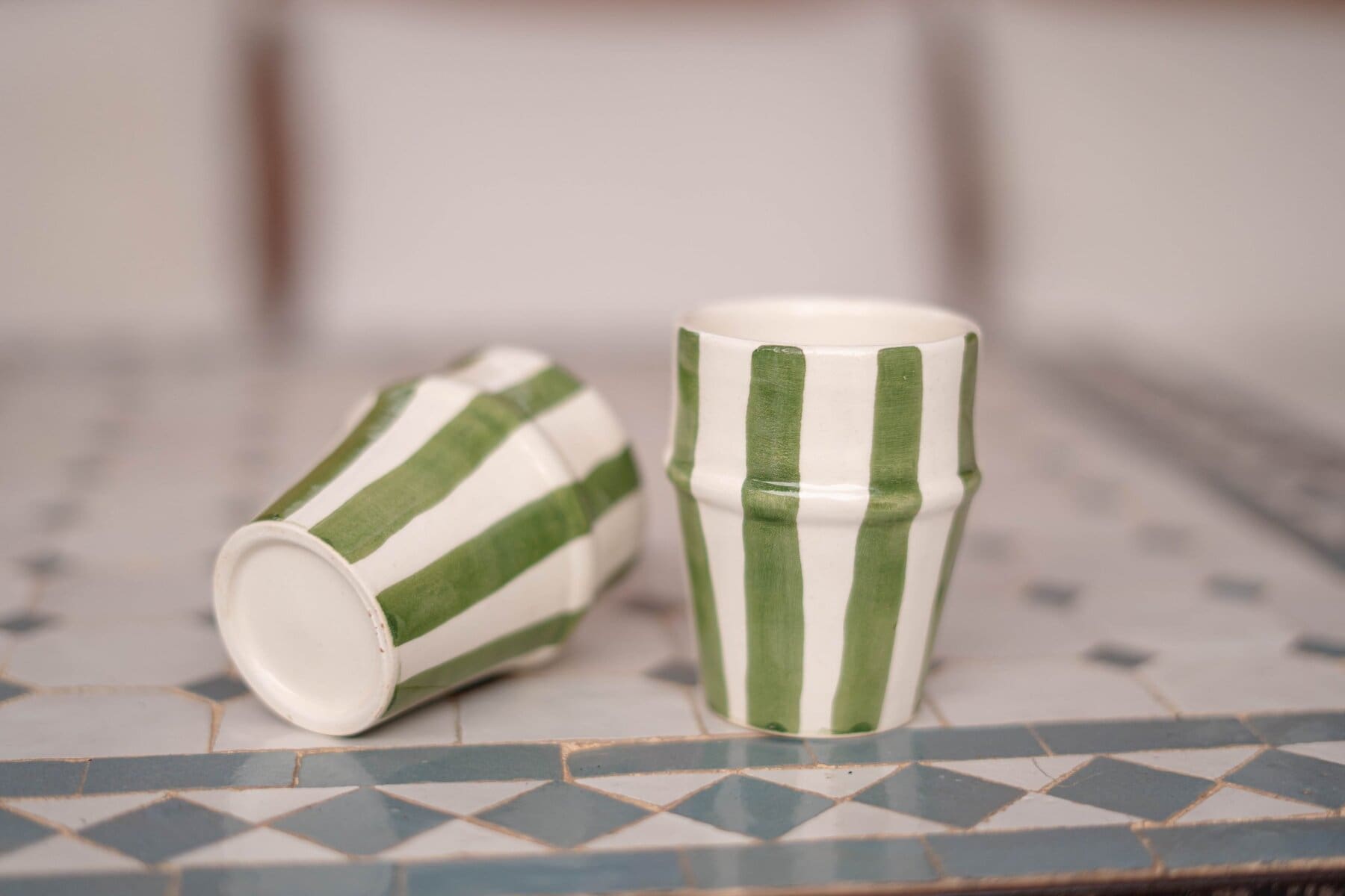 Verre artisanale - céramique blanche & rayures vert forêt