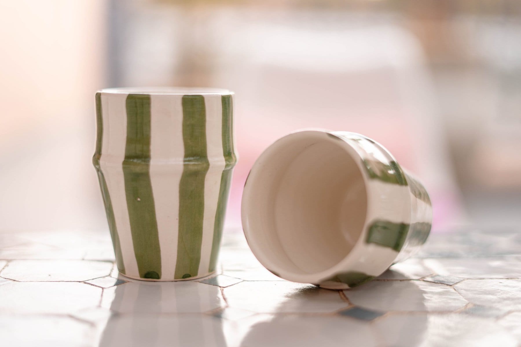 Verre artisanale - céramique blanche & rayures vert forêt – Image 3