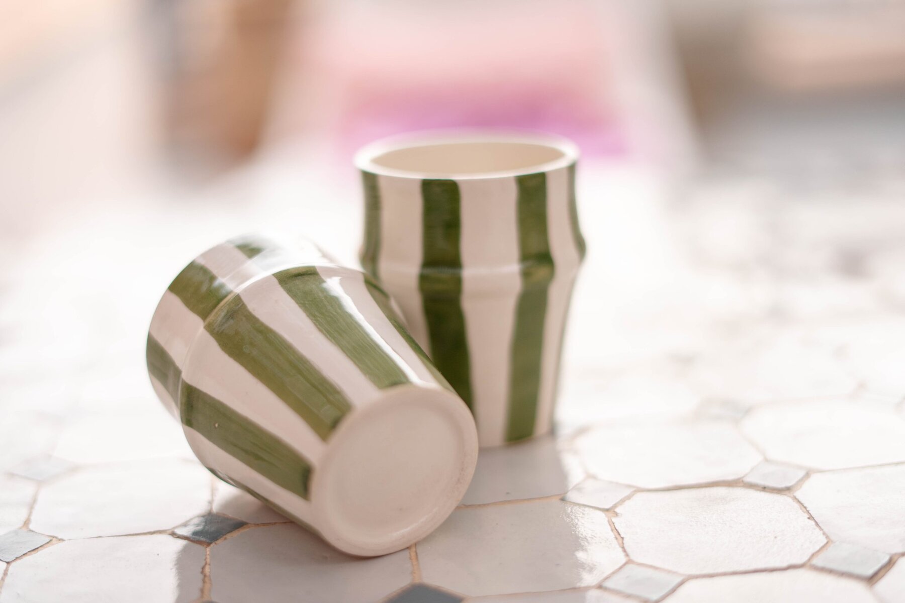 Verre artisanale - céramique blanche & rayures vert forêt – Image 2