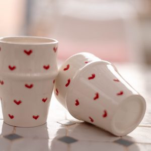 Verre artisanal - céramique blanche & cœurs rouges