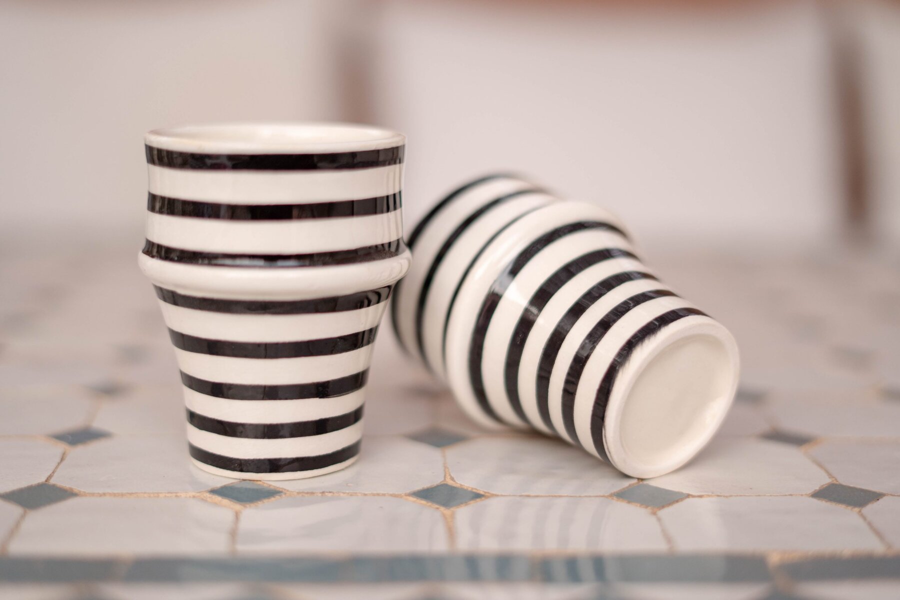 Verre artisanale - céramique blanche & rayures noir – Image 2