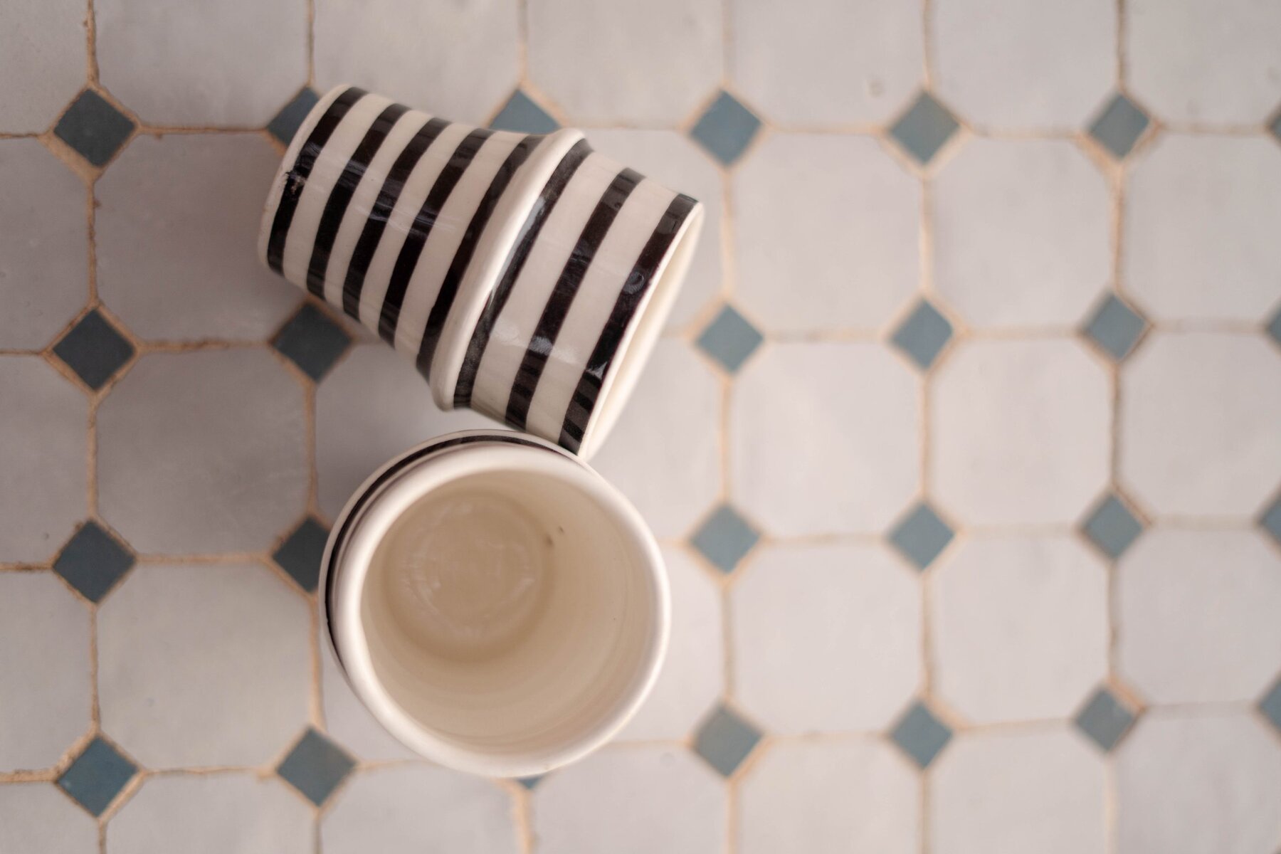 Verre artisanale - céramique blanche & rayures noir – Image 3