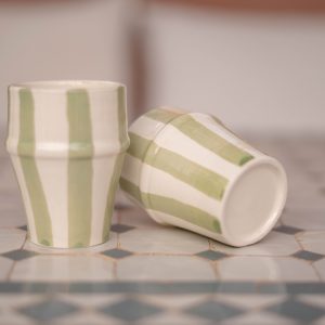 Verre artisanale - céramique blanche & rayures vert sauge