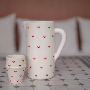 Carafe artisanale - céramique blanche & cœurs rouges